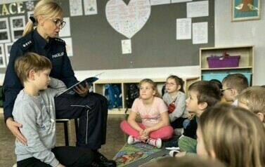 0 Bezpieczne ferie - spotkanie uczni&oacute;w naszej szkoły z Panią Policjant nadkom. A. Jonik  (1)