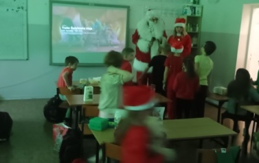 Mikołajki - dzień dobroci i małych gest&oacute;w w naszej szkole 2