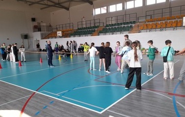Sportowe witanie wiosny w klasach IV-VIII 2