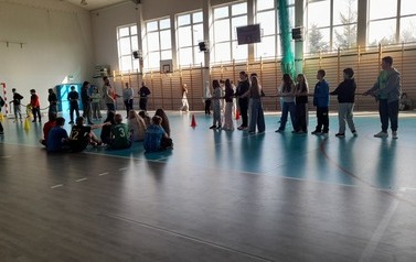 Sportowe witanie wiosny w klasach IV-VIII 4