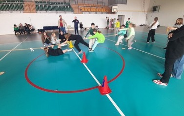 Sportowe witanie wiosny w klasach IV-VIII 5