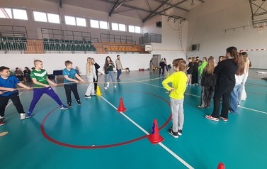 Sportowe witanie wiosny w klasach IV-VIII 7