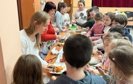 Uczniowie wykonują ozdoby wielkanocne