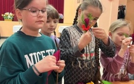 Uczniowie wykonują ozdoby wielkanocne