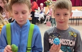 Uczniowie wykonują ozdoby wielkanocne