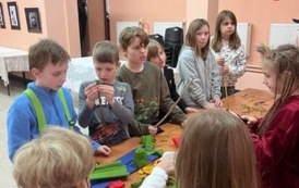 Uczniowie wykonują ozdoby wielkanocne