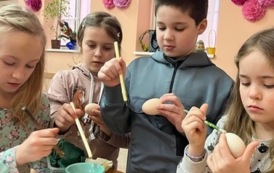 Uczniowie wykonują ozdoby wielkanocne