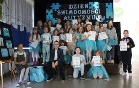 Wręczenie dyplom&oacute;w przez Panią Dyrektor - konkurs plastyczny &quot;Świat na niebiesko&quot;