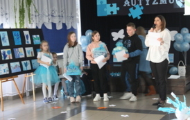 Wręczenie dyplom&oacute;w przez Panią Dyrektor - konkurs plastyczny &quot;Świat na niebiesko&quot;