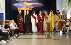 Misterium Męki Pańskiej w wykonaniu uczni&oacute;w