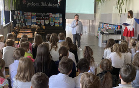 Uczeń występujący w przeglądzie recytatorsko-wokalnym