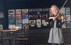 Uczennica klasy II a gra na skrzypcach