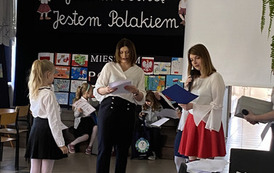 Wręczanie dyplom&oacute;w przez panią Dyrektor