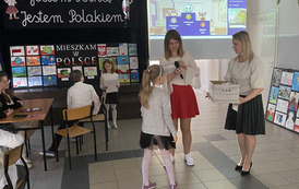 Wręczanie dyplom&oacute;w uczestnikom quizu