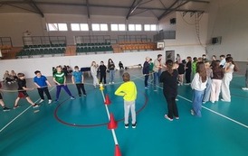 Sportowe witanie wiosny w klasach IV-VIII 6