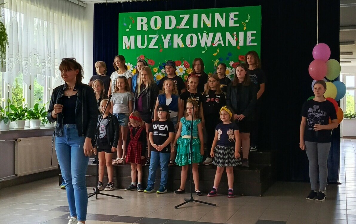 Zdjęcie do Muzyczna kawiarenka szkolnego ch&oacute;ru Oktawa