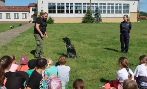 Zdjęcie do Bezpieczne wakacje &ndash; spotkanie z policjantami i ich czworonożnym pomocnikiem