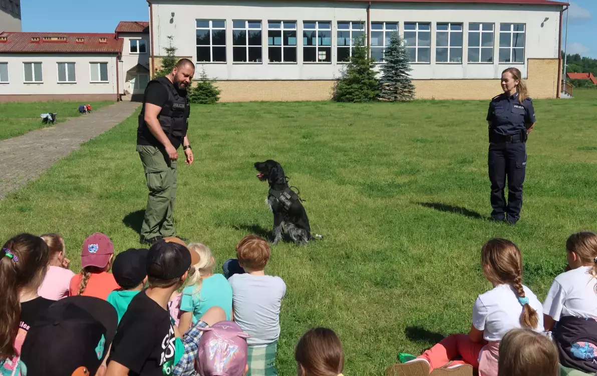 Zdjęcie do Bezpieczne wakacje &ndash; spotkanie z policjantami i ich czworonożnym pomocnikiem