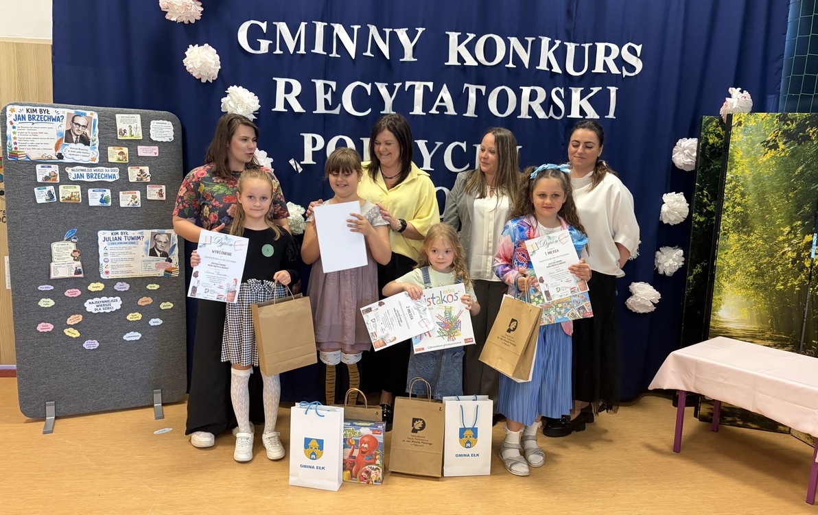 Zdjęcie do Sukces Tosi Krupińskiej z 2a w konkursie recytatorskim