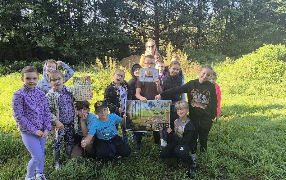 Klasa 3b na lekcji w lesie: warstwy lasu i rozpoznawanie drzew