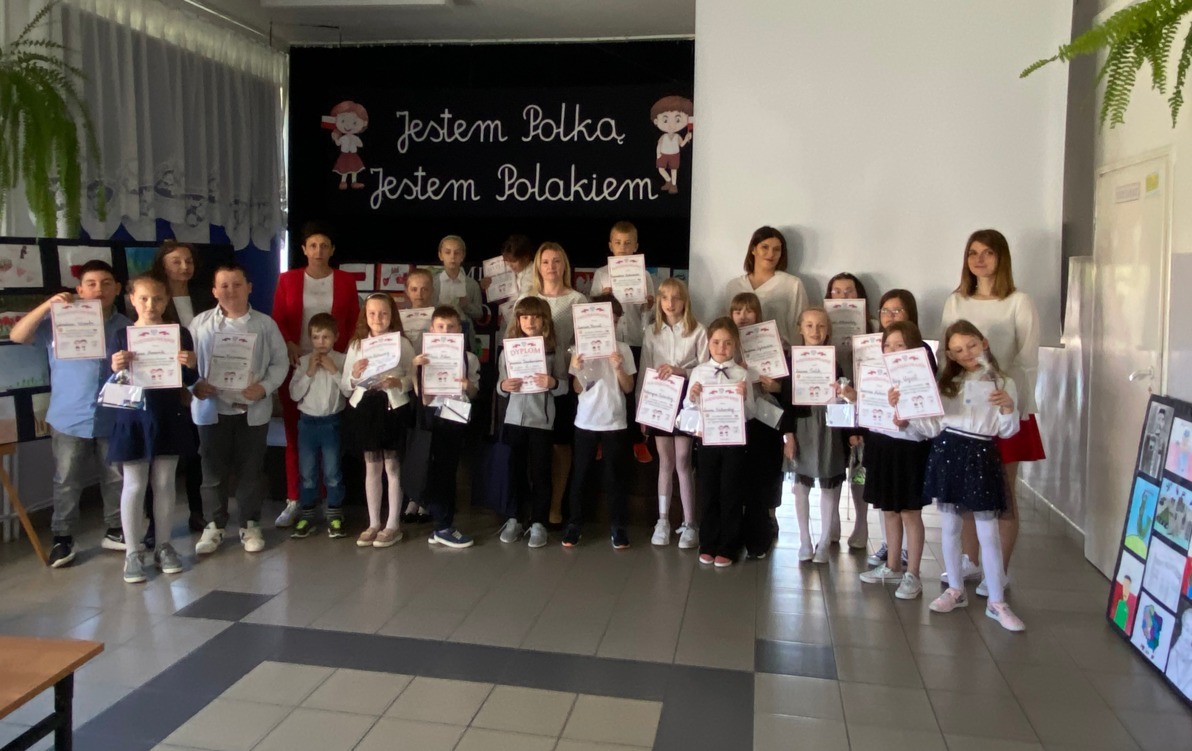 Zdjęcie do Święta Majowe - apel klas młodszych